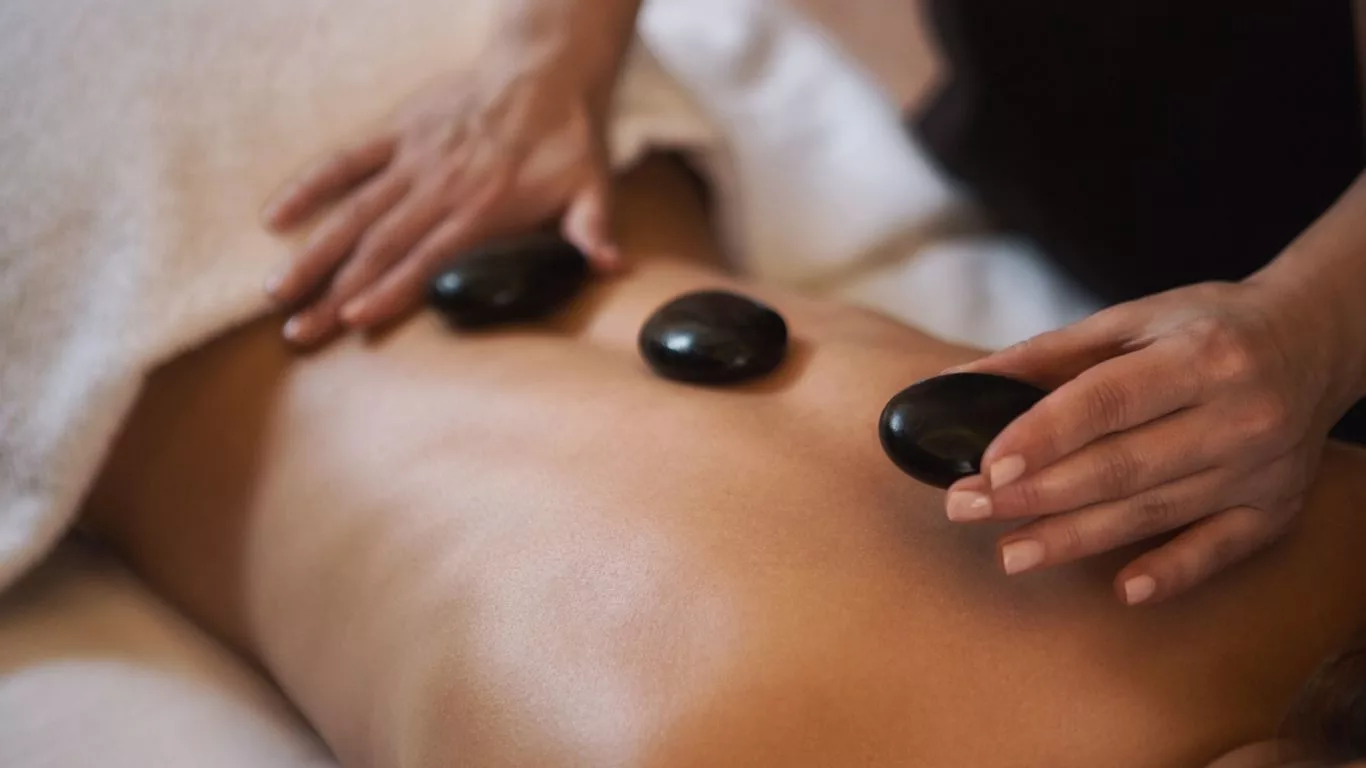 hot-stone-massage-at-seaspa