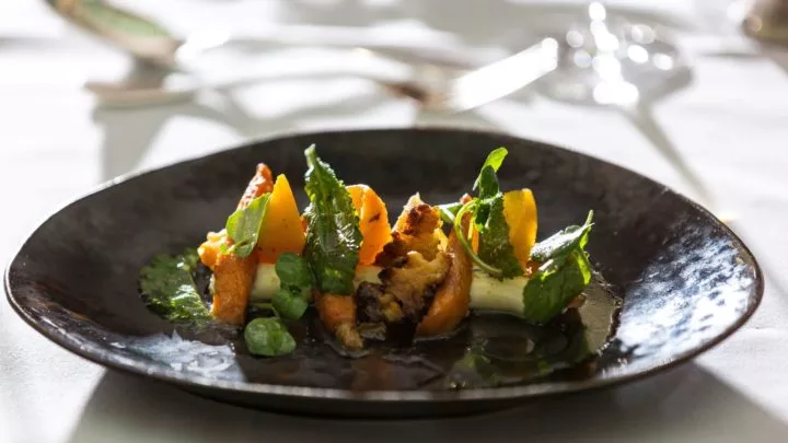 kellys-beaches-diningroom-starter