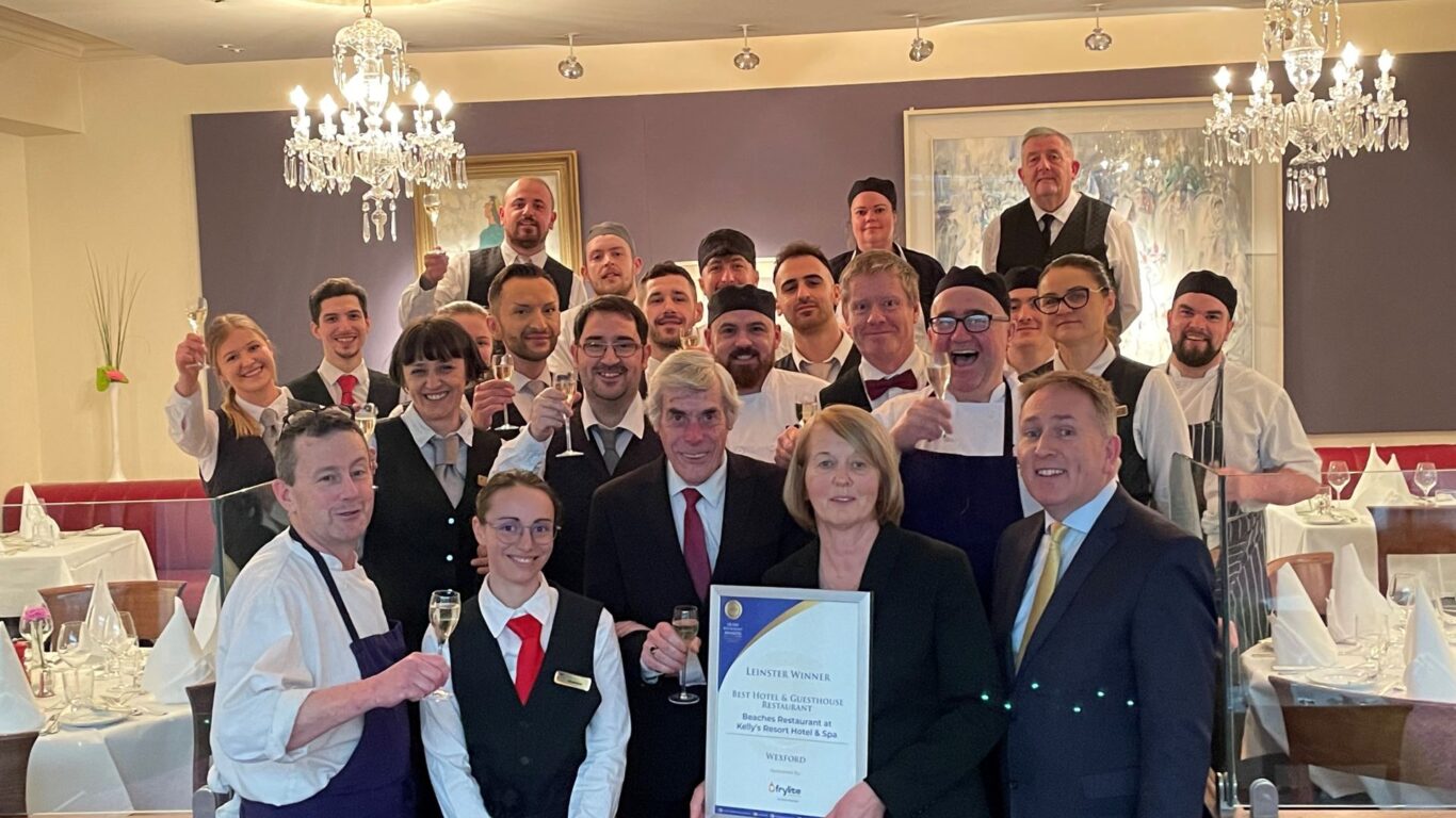 beaches-staff-dining-at-kellys